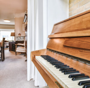 Instrumententransport: Klavier in einem hellen Raum