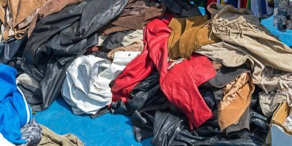 Entrümpelung in Gießen: Berg aus Kleidung und Stoffen