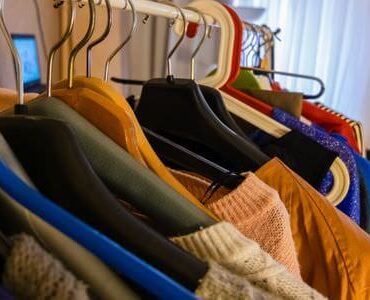 Entrümpelung in Gießen: Kleidung auf Bügeln in einem Raum