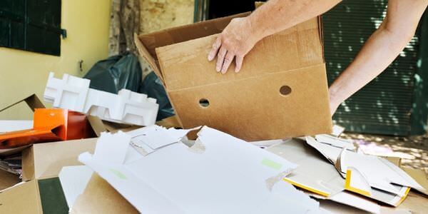Hände sortieren Papiere und Unterlagen in einem Karton – Entrümpelung in Gießen