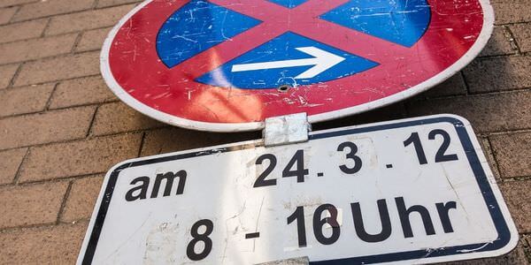 Mobiles Halteverbotsschild mit Zusatzschild für Datum und Uhrzeit – Halteverbotszone Gießen