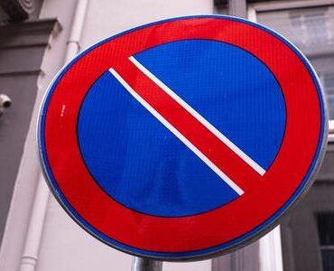 Halteverbotsschild an einer Hauswand – Halteverbotszone Gießen