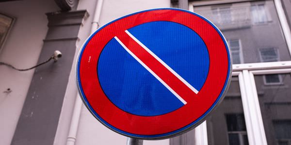 Halteverbotszone Gießen: Halteverbotsschild an einer Hauswand
