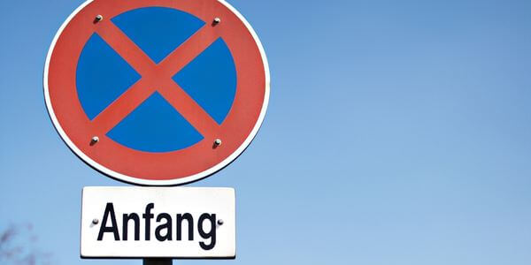 Halteverbotsschild mit Zusatzschild „Anfang“ – Halteverbotszone in Gießen