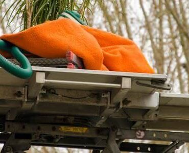 Möbellift transportiert ein Bündel Bettzeug nach oben – Möbellift in Gießen