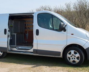 Weißer Transporter mit geöffneter Schiebetür – Transporter mieten in Gießen